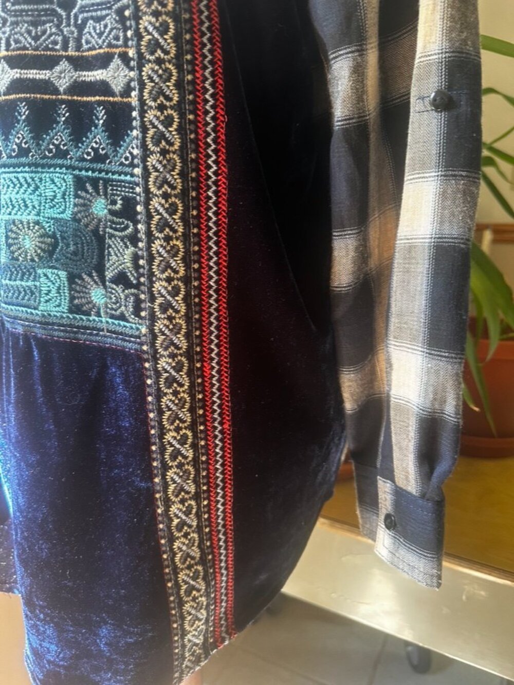 Paparazzi Button Down Blouse, Velvet Back with Embroidery, Like New, Women's L - Picture 12 of 15